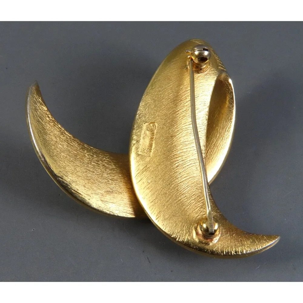Vintage CROWN TRIFARI Brushed Gold Tone Brooch Pin SWIRL Loop Curl Ribbon Curly